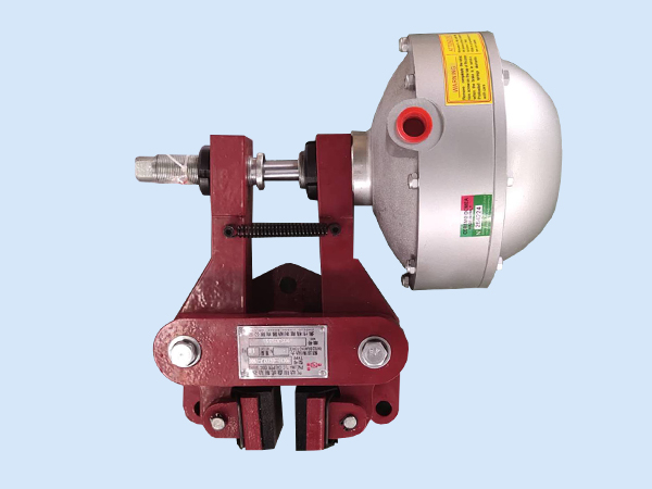 2、圖二為QDE常閉式鉗盤式制動(dòng)器，比較常用在較大扭矩的剎車，如鋼材加工設(shè)備等；